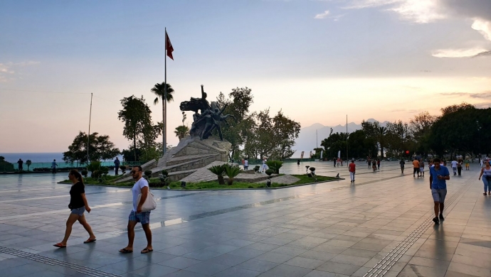 Центральная Площадь - "Cumhuriyet Meydanı"